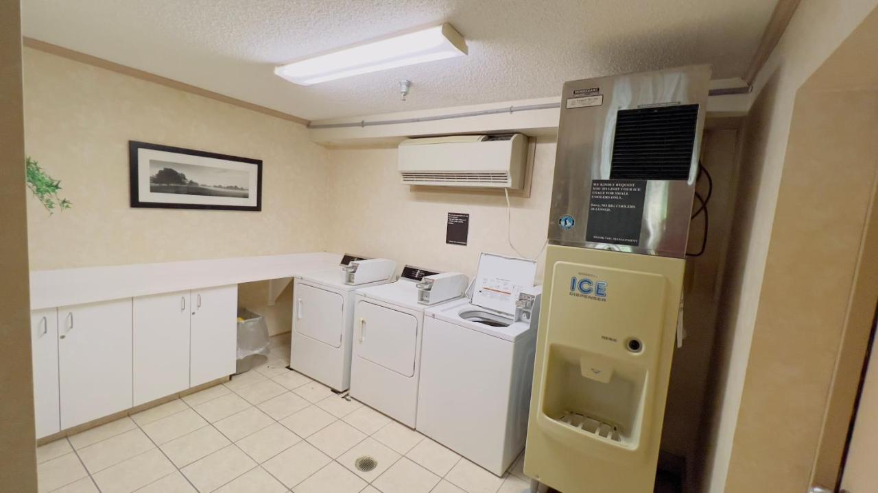 Super 8 By Wyndham Maumee Perrysburg Toledo Area Motel Exterior photo